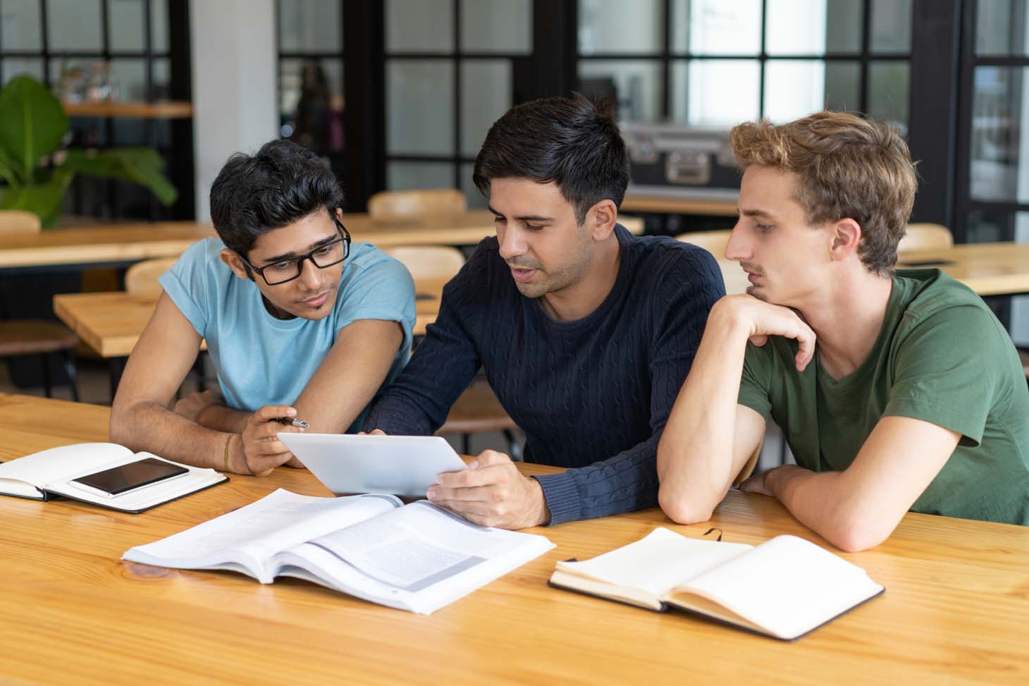 Trois étudiants qui travaillent.